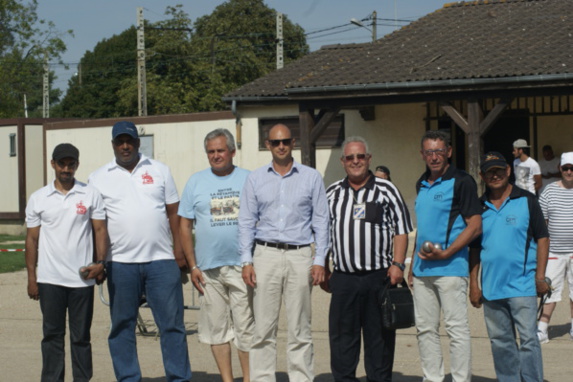Présentation des Equipes pour la final : BELLON  N & PETIT J de  SGS , Le Président de CORBEIL,Adjoint au maire Mr Eric BRETONS, Arbitre Mr Lino VETTESE, CHANTAL P & SAMPAIO J de AB CHILLY MAZARIN.