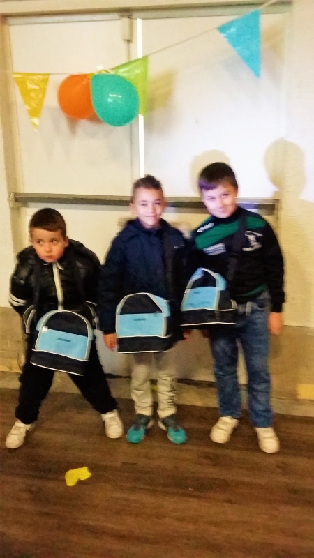 Les trois Benjamins avec leurs Récompenses. 1 sacoche avec 1 mêtre,1cochonnet,1chiffon, 1boîte de Ferrero et 1 perd noël  en chocolat.