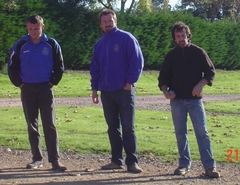 Laurent FEVRE, à gauche, et Dominique DESHAYES, à droite, bien concentrés sur leur sujet, sous l'oeil averti de leur coach-président, Sébastien RHETAT (au centre).