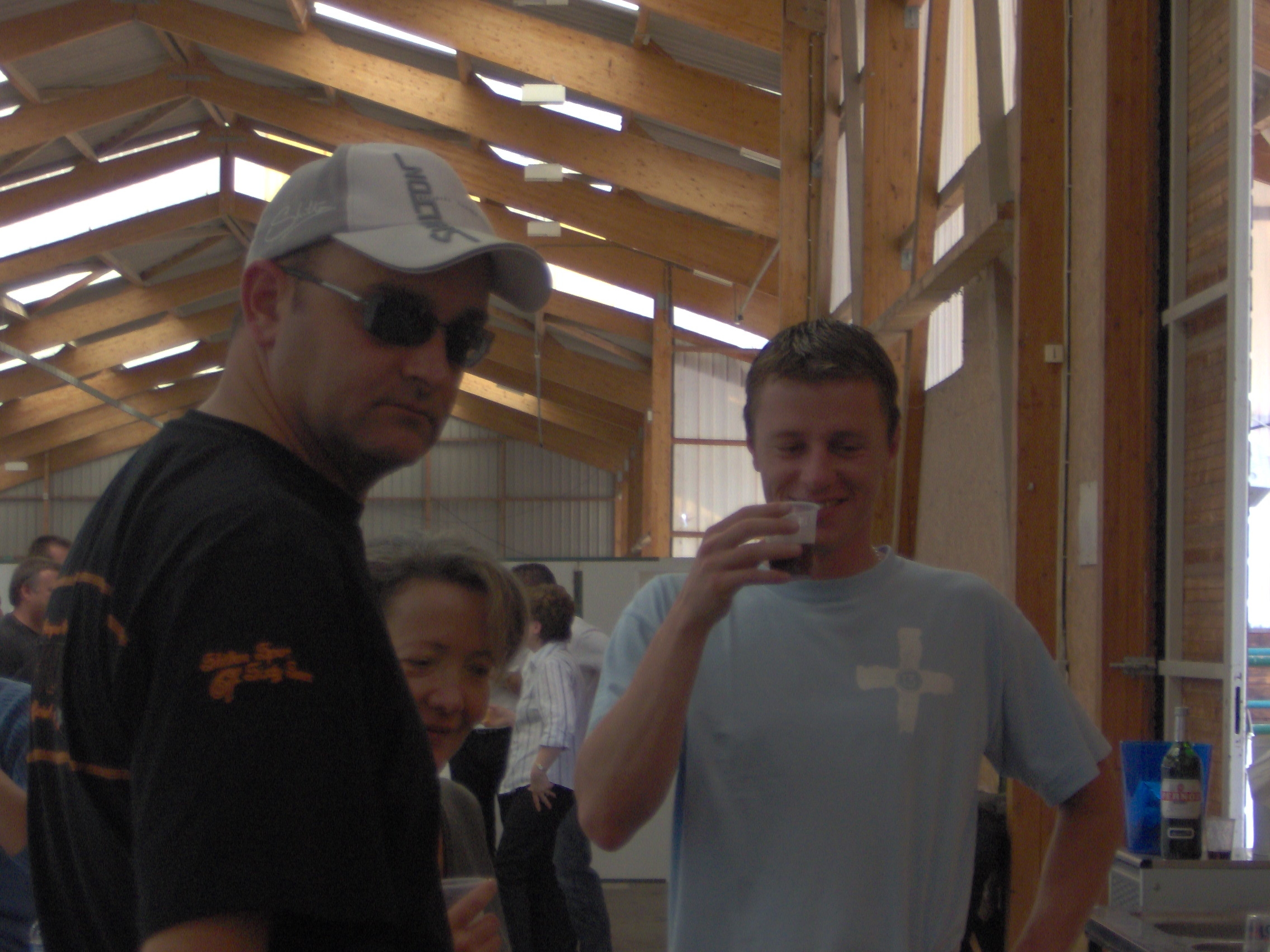 LE VIP : Bras d'Or fait de la soudure et Yannick arrose son tee-shirt méridional... LE VIP : Bras d'Or fait de la soudure et Yannick arrose son tee-shirt méridional...