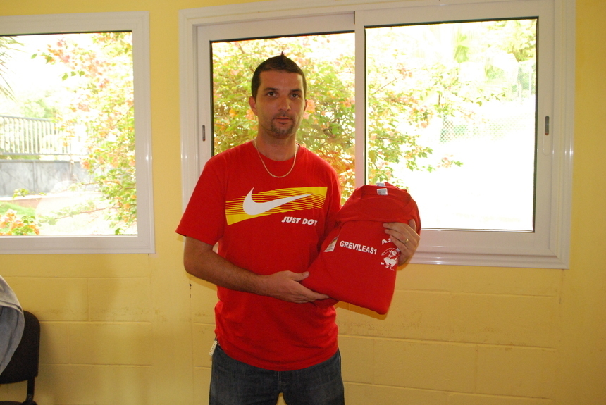 Le responsable OLIVAR heureux après la victoire de son équipe Le responsable OLIVAR heureux après la victoire de son équipe