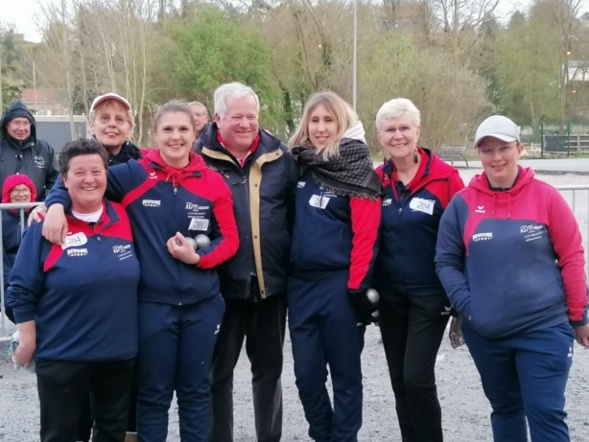 Deux équipes ASPTT en finale, en compagnie du président du comité Somme, Dany Tonneau Deux équipes ASPTT en finale, en compagnie du président du comité Somme, Dany Tonneau
