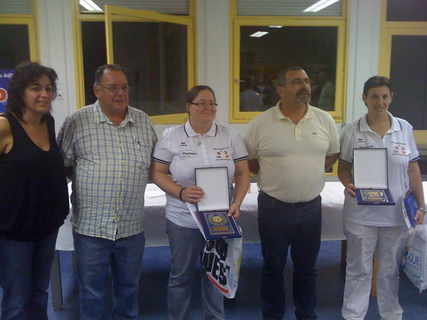 Les championnes d'Allier doublette avec de gauche à droite Sylvie Lamotte (présidente Asptt pétanque) Xavier NYFFENEGGER (délégué au cht de france) Sandrine DECLERCQ, Bernard VINCENT (président Asptt général) et Laurence MEALIER