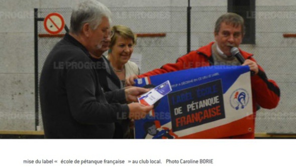 La remise du label au président Christian Malod, par le président du CD01 Georges Mallet (photo C.Borie - Le Progrès)