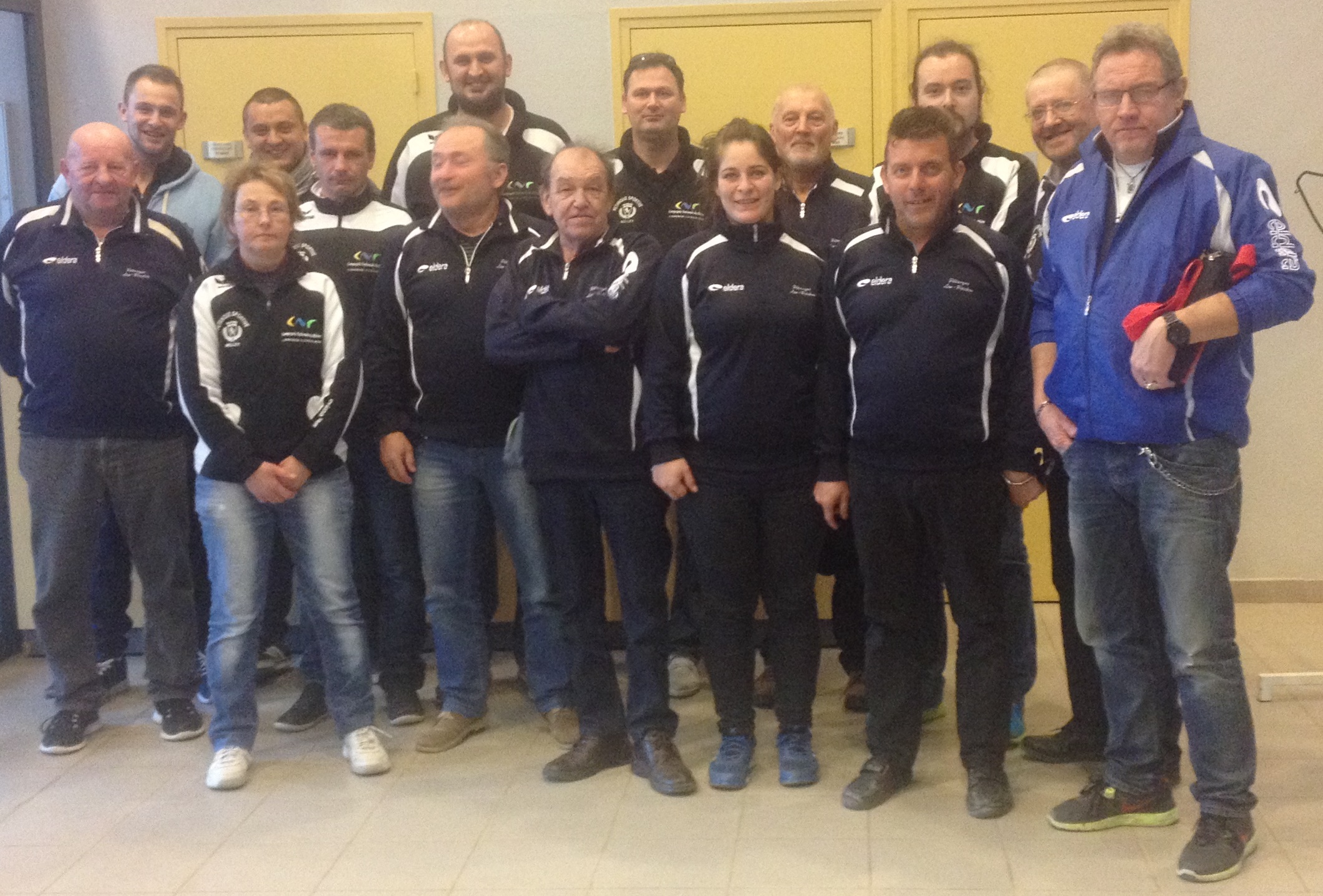 Les deux équipes à l'issue de la rencontre Les deux équipes à l'issue de la rencontre