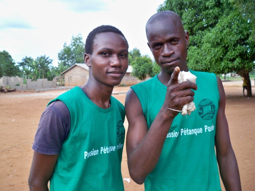 Le tireur (Emmenuel) et le semi (Edye) d'une triplette du club '' Les 3 P '' en concertation.....