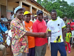 Remise de Prix au Capitain de la Triplette Championne ( Mr Koffi )