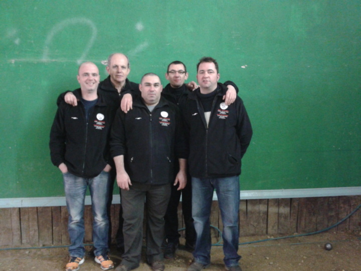 de gauche à droite : François, Michel, Chistophe, Alex, Fred manque Flavien de gauche à droite : François, Michel, Chistophe, Alex, Fred manque Flavien