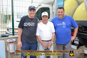 Heu....c'est qui les 2 pinpin qui entourent le champion? Heu....c'est qui les 2 pinpin qui entourent le champion?