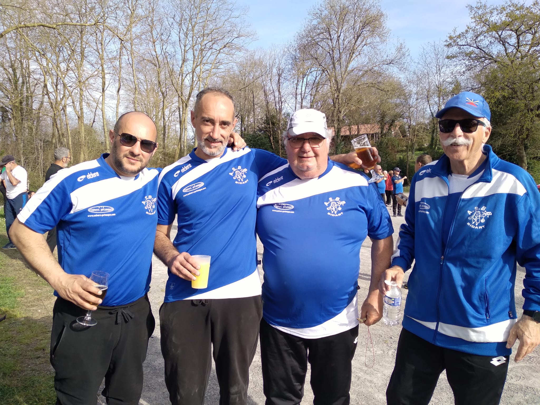 Trois équipes représentaient l'ASBB. Sur la photo : David et Jonathan, Fafa et Jef (il manque Francis et Romain, qui jouaient)
