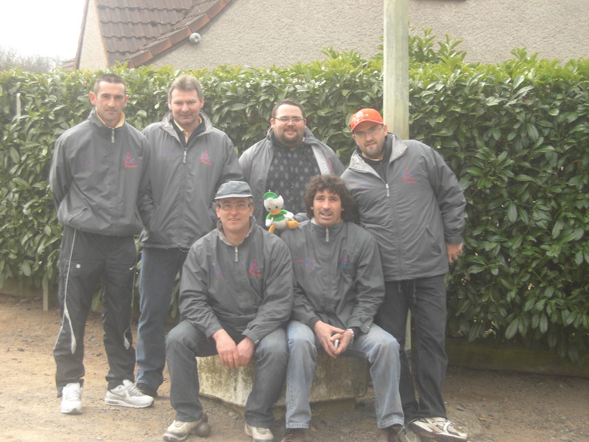 L'équipe 1 avec la mascotte Loulou à montbéton L'équipe 1 avec la mascotte Loulou à montbéton