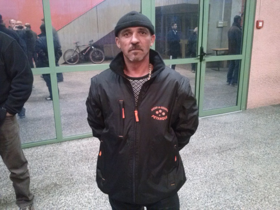 coucou c'est moi derriere dans la glace en train de prendre une photo coucou c'est moi derriere dans la glace en train de prendre une photo