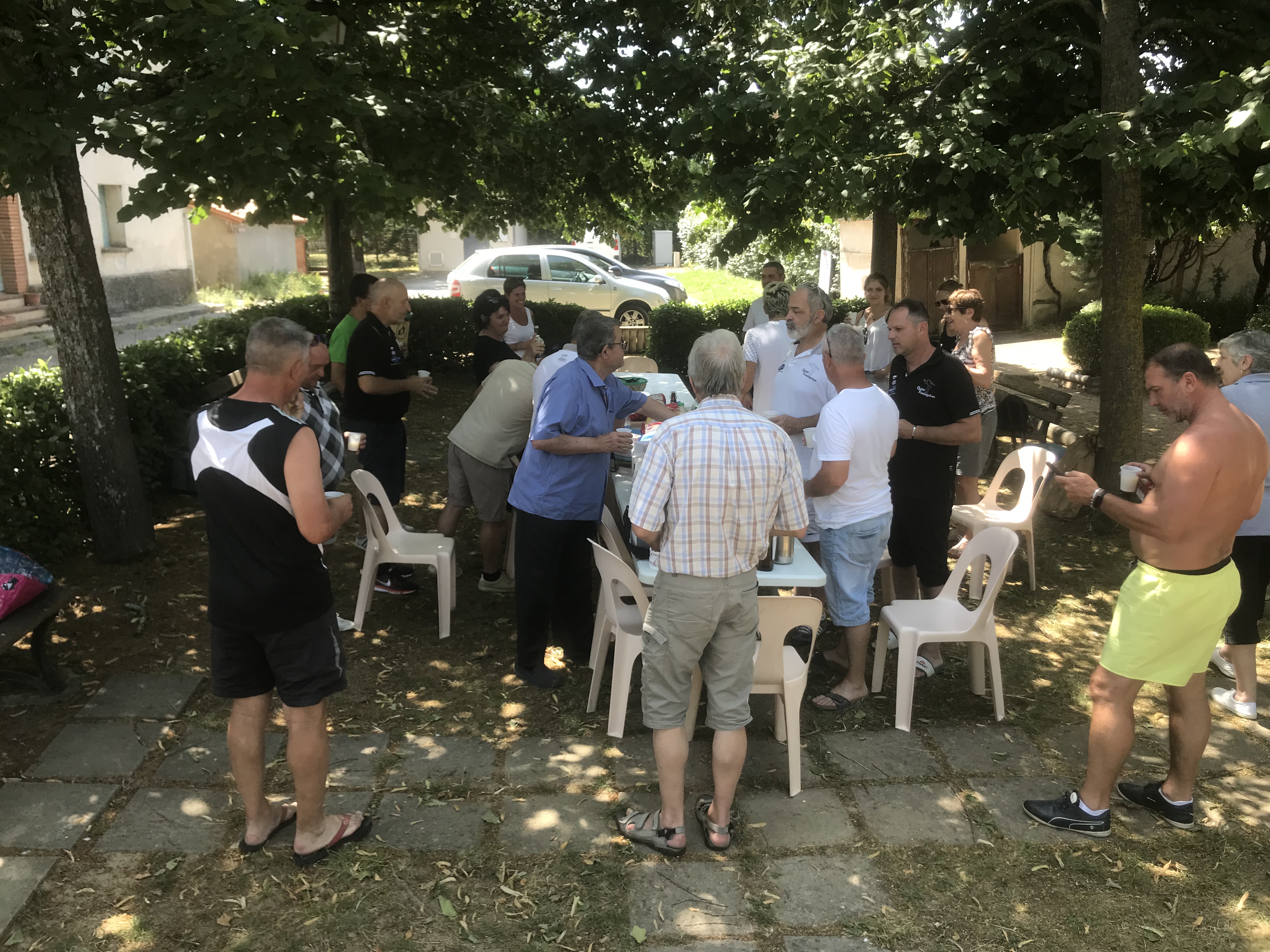 Tout commence par un pique-nique pris bien à l’ombre entre joueurs et public, merci à Serge pour les courses qu’il n’avait jamais fait auparavant (un calvaire). Merci au club pour sa participation financière. Merci à Jacky (la meuf de Serge) pour les salades. Merci à Daniéle Miss pour les chouquettes. Merci à Peterle et Mercadier pour le déplacement réalisé par cette chaleur.