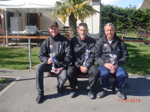 8 TRIPLETTES ENGAGEES DE LA J.P.N 8 TRIPLETTES ENGAGEES DE LA J.P.N