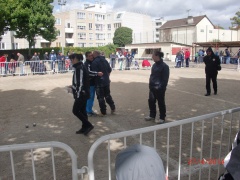 Une bise d’amitié entre le Vainqueur et le Perdant. Une bise d’amitié entre le Vainqueur et le Perdant.