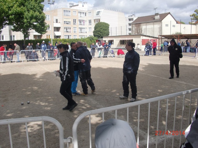 Une bise d’amitié entre le Vainqueur et le Perdant. Une bise d’amitié entre le Vainqueur et le Perdant.