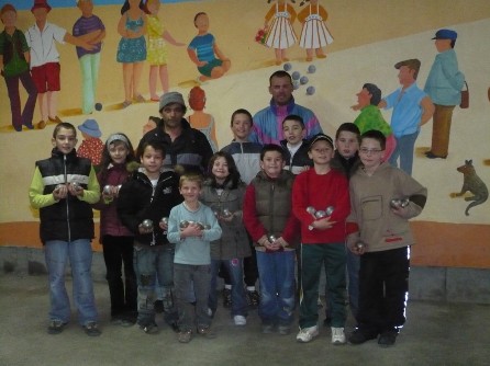 LES ONZES JEUNES AVEC LEURS EDUCATEURS LES ONZES JEUNES AVEC LEURS EDUCATEURS