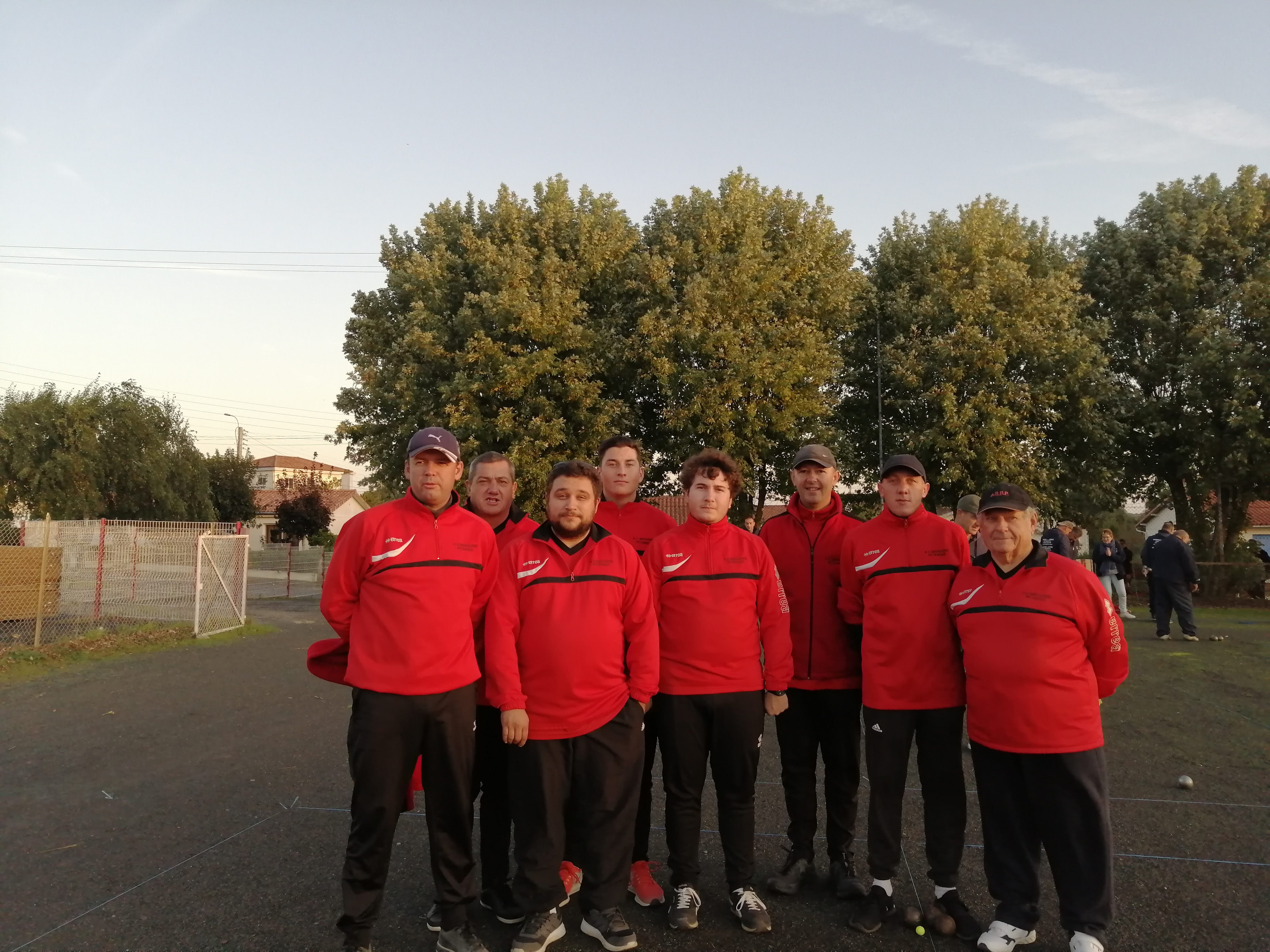 Composition de l'équipe : BAUJAULT Pascal, NAUDON Christophe (Cap.), PEDRE Anthony, TURPAULT Benoit, TURPAULT Thomas, LANDREAU Laurent, NAUDON Sylvain, TURPAULT Joel (non présent sur la photo : BAUJAULT Maxence) Composition de l'équipe : BAUJAULT Pascal, NAUDON Christophe (Cap.), PEDRE Anthony, TURPAULT Benoit, TURPAULT Thomas, LANDREAU Laurent, NAUDON Sylvain, TURPAULT Joel (non présent sur la photo : BAUJAULT Maxence)