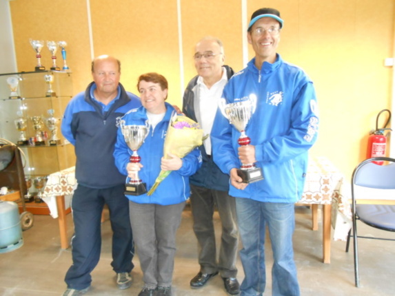 D. Tartarin (Prdt Club Breuillet) Lamoureux Nadine & Privat Pascal (Club Bovy) Champions et Mr le Maire B. Sprotti