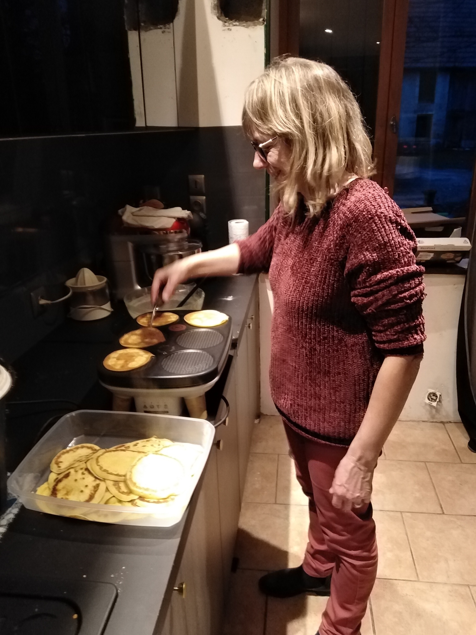 Dom manie le pancake comme les boules à la perfection