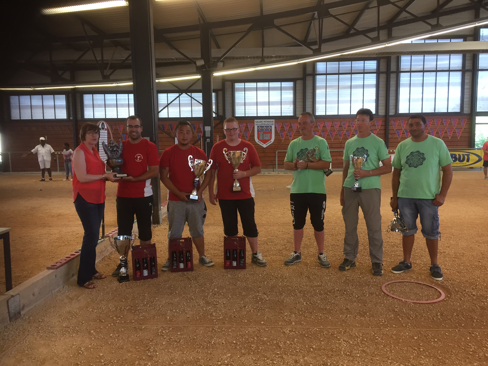 Les vainqueurs FLAMIER Julien VANG Stéphane LOISEMENT Fabien  VERNAISON ASPVV et les finalistes PERRET Christian LEVACHER Roland BEN MOLINAS  ASPVV CANUTS félicités par la fille de FERNAND BELLANGEON