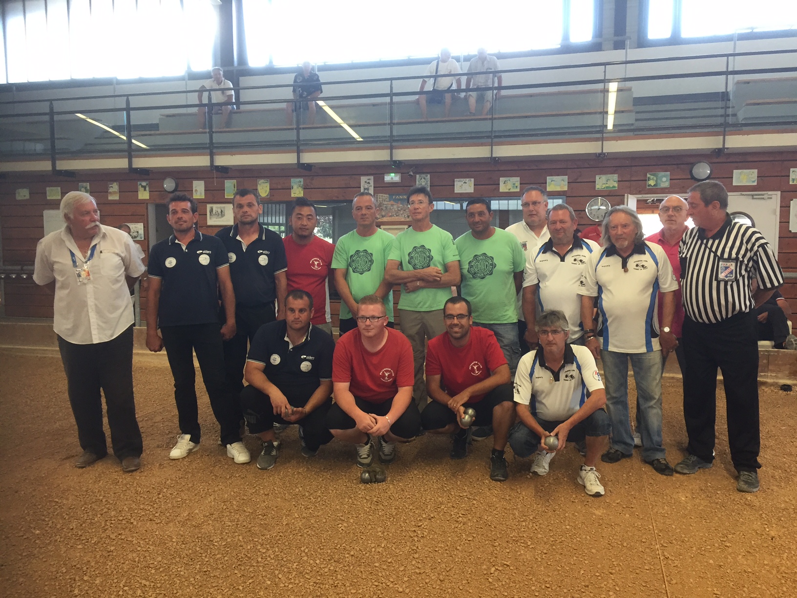 Tous les 1/2 finalistes avec les officiels Tous les 1/2 finalistes avec les officiels