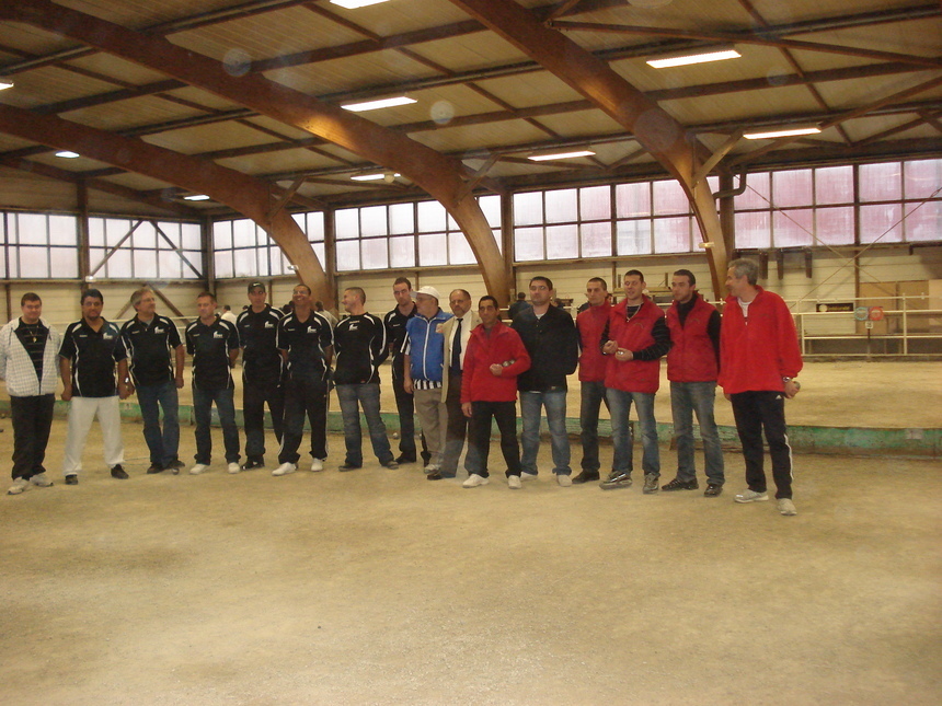 Les équipes de BRON et CALADE PETANQUE avec le Président du comité du RHONE Organisateur et l'Arbitre de la rencontre