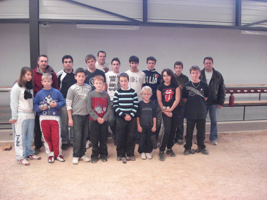 JEUNES DE CALADE PETANQUE LORS D'UN ENTRAINEMENT