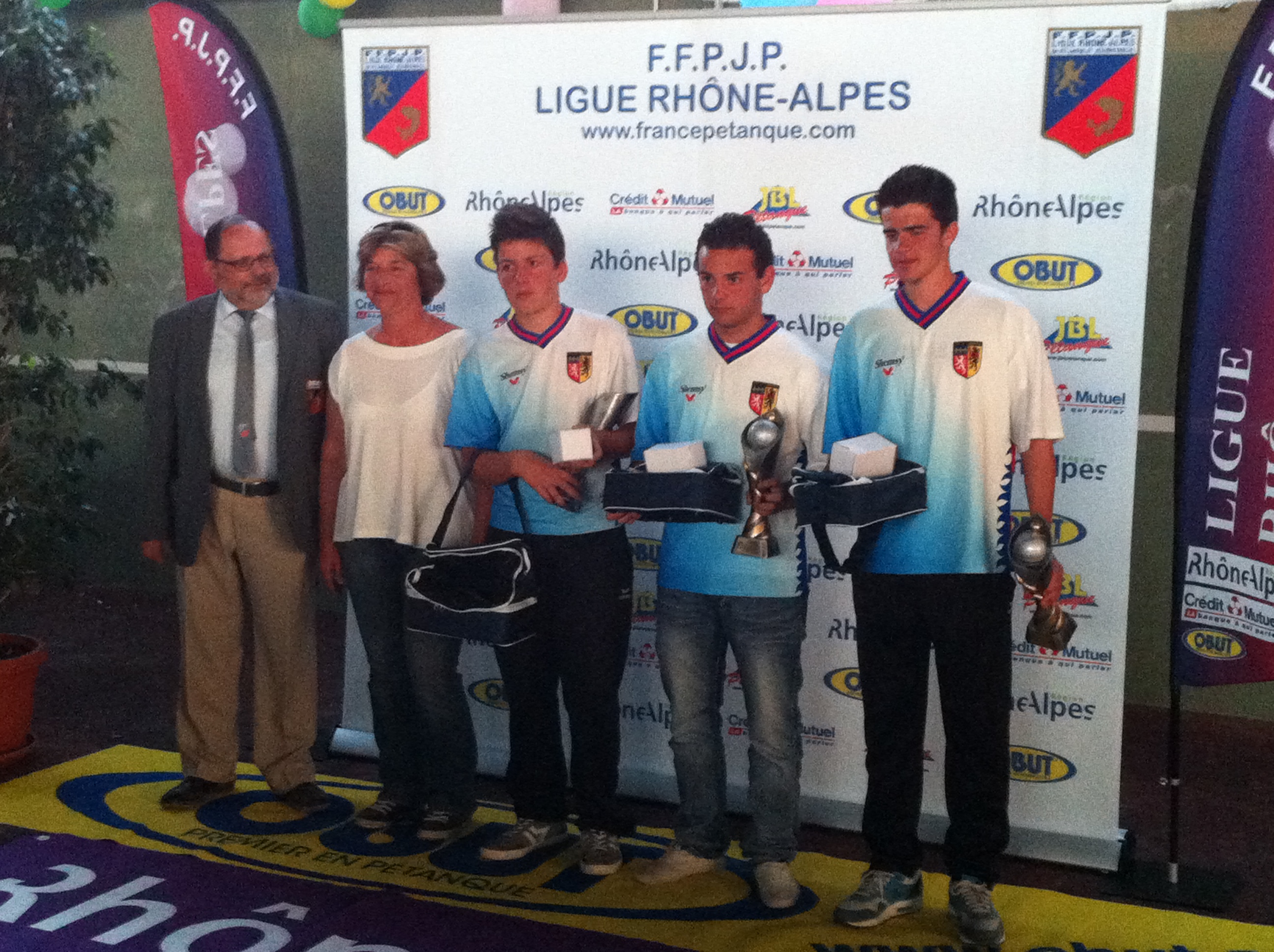 Nos juniors MARTINEZ Théo - FONTIBUS Mickaêl - HERTZOG Guillaume finalistes du championnat de ligue à EVIAN et surtout qualifiés pour le championnat de FRANCE à SOUSTON avec leur coach BROCHOT Valérie et le président du comité PEROTO Jean-Paul