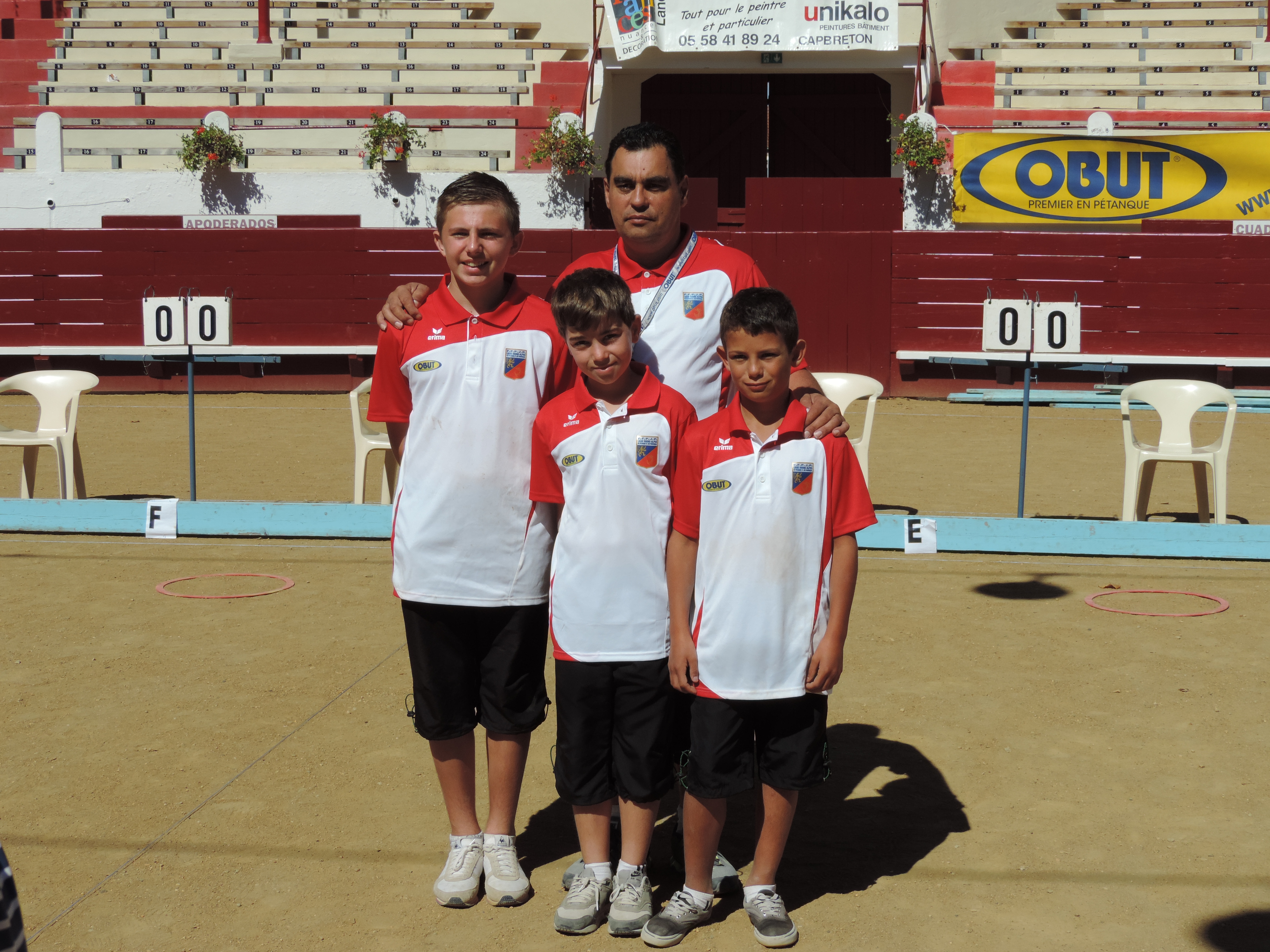 Nos minimes quart-finalites et leur coach Laurent DUPEUBLE Nos minimes quart-finalites et leur coach Laurent DUPEUBLE