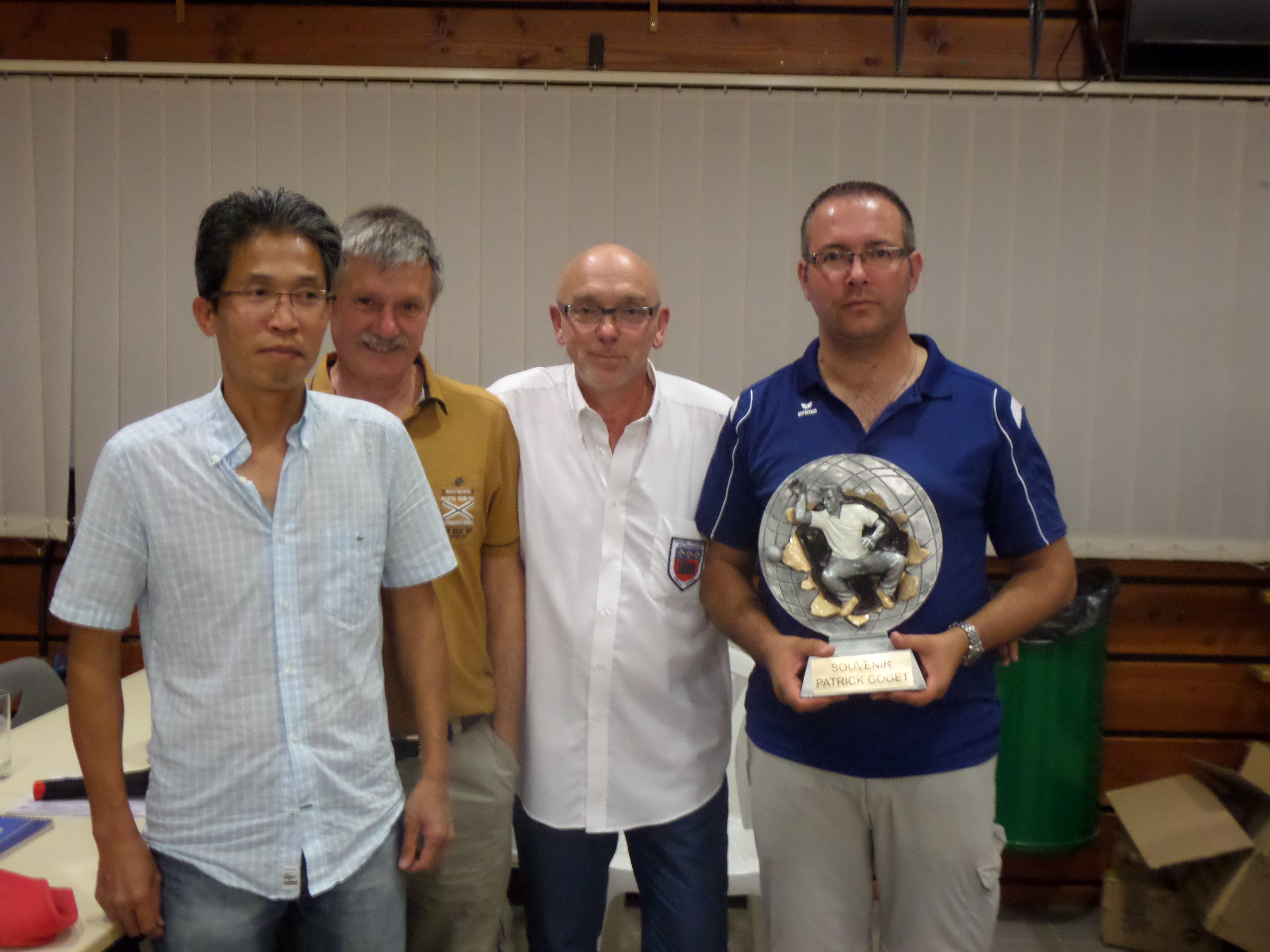 Le trio  de tête 1ier Anthony AMBROISE 2ème Aounhane PHONGSAVATH  3ème Bernard CHAVANNE  avec le président Alain BACQUIE