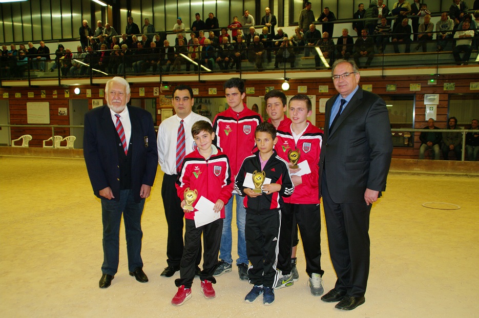 Nos jeunes récompensés par Mr PERRUT maire Nos jeunes récompensés par Mr PERRUT maire
