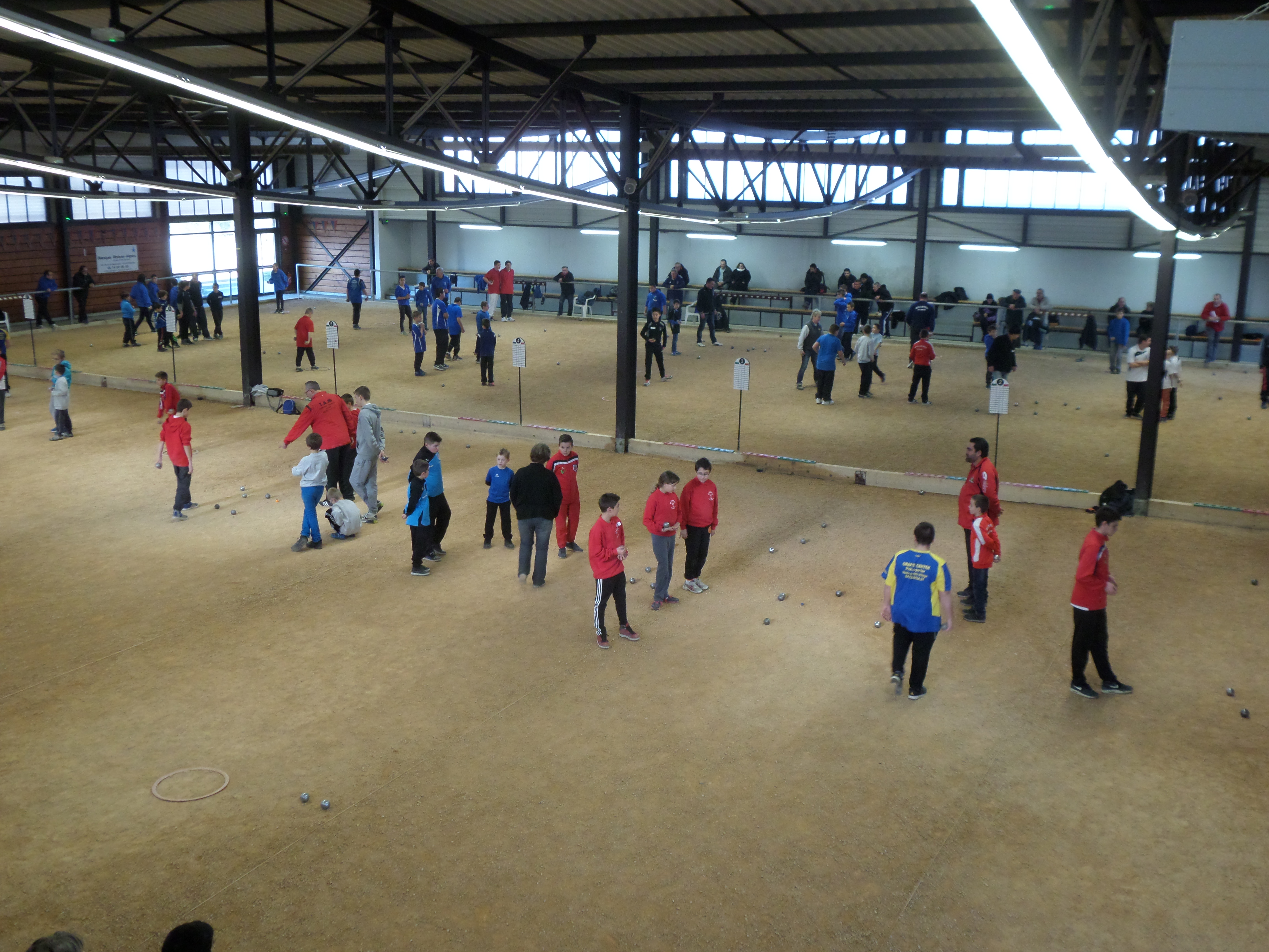 Notre pétanquodrome bien garni par la jeunesse Notre pétanquodrome bien garni par la jeunesse