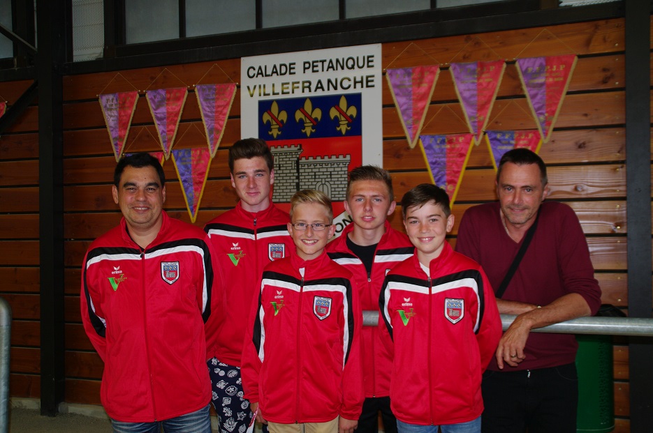 Nos joueurs qualifiés pour les championnats de FRANCE et leurs coachs Dupeuble Laurent coach et responsable de l'école de pétanque ROUX Pablo (junior) Lacondemine Florian (cadet) JACOB Yohann (cadet) DUMONT Dorian (cadet) et LACONDEMINE Philippe coach Nos joueurs qualifiés pour les championnats de FRANCE et leurs coachs Dupeuble Laurent coach et responsable de l'école de pétanque ROUX Pablo (junior) Lacondemine Florian (cadet) JACOB Yohann (cadet) DUMONT Dorian (cadet) et LACONDEMINE Philippe coach