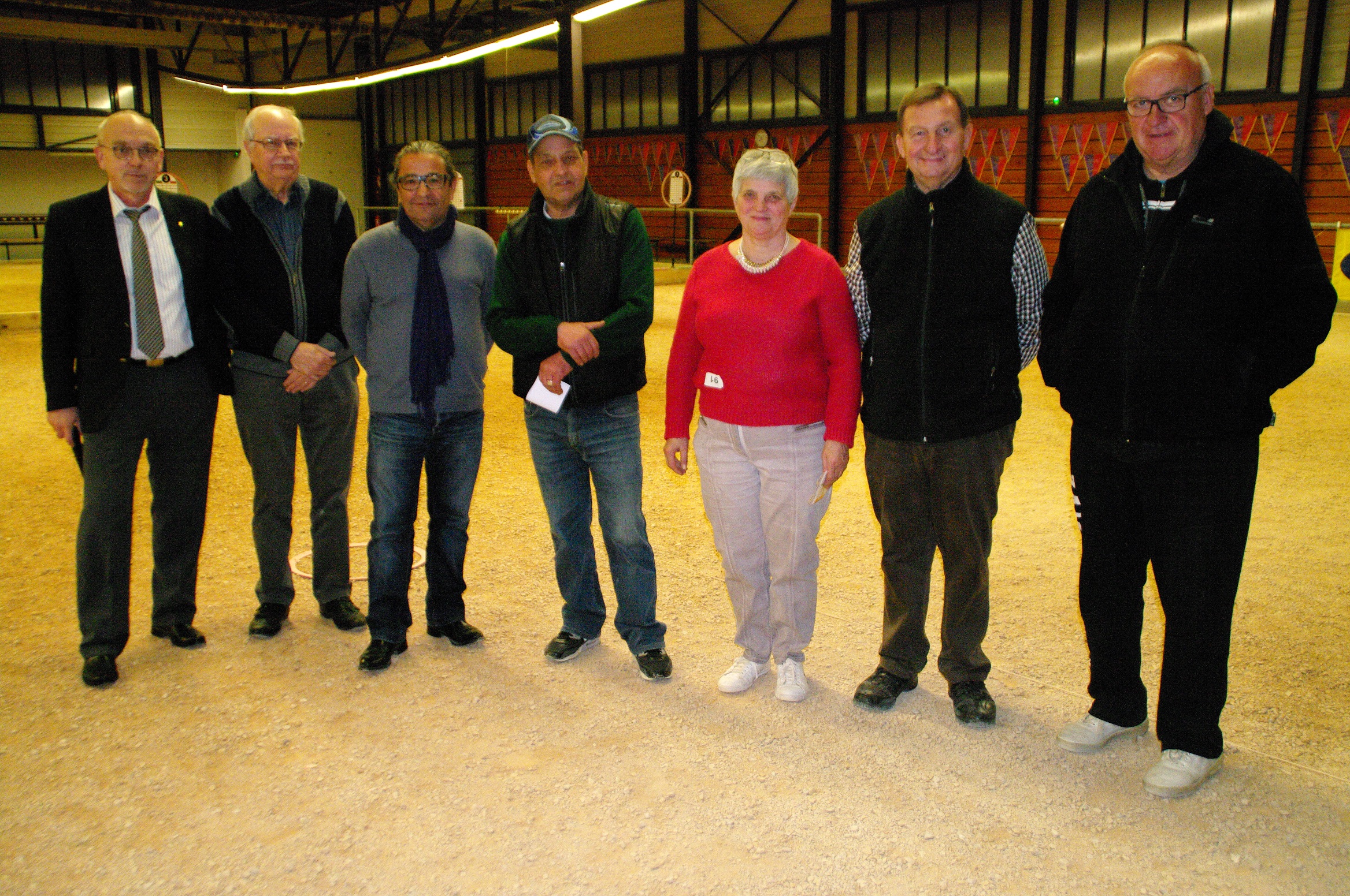 Les laureats de l'édition 2015-2016  le 1ier FLOURET Pierre  2ième LAGHLID Karim et 3ième FALGOUX Claude ; la 1ière féminine DE MONSPEY Meyriem le président ALAIN et les responsable de la table de marque RAND Guy et GARCIA Daniel