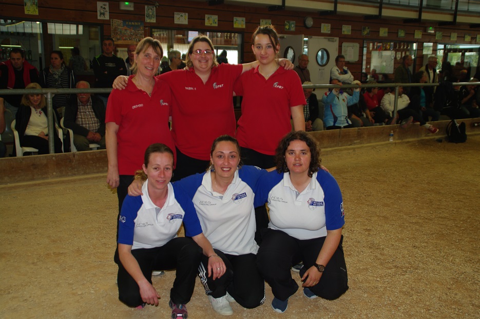 Finale Féminine accroupies les championnes D'ISIDORO Ludivine - LIENARD Marie - DENAUD Vanessa (canuts)   debout les finalistes  GORINI Claudine - TAUBAN Emilie - GORINI Kassandra (bron)