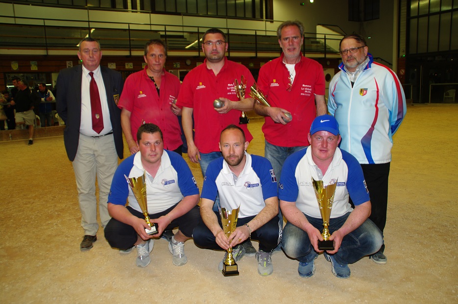 Finale Séniors accroupis les champions ROSATI Mickaël - MALLET Alexandre - GESSAT Guillaume (canuts) debout les finalistes VILLAGRASSA Christophe - MATHON Nicolas - GOMES Paulo entourés du délégué ROSSET Gilbert et J-Paul PEROTTO président du comité