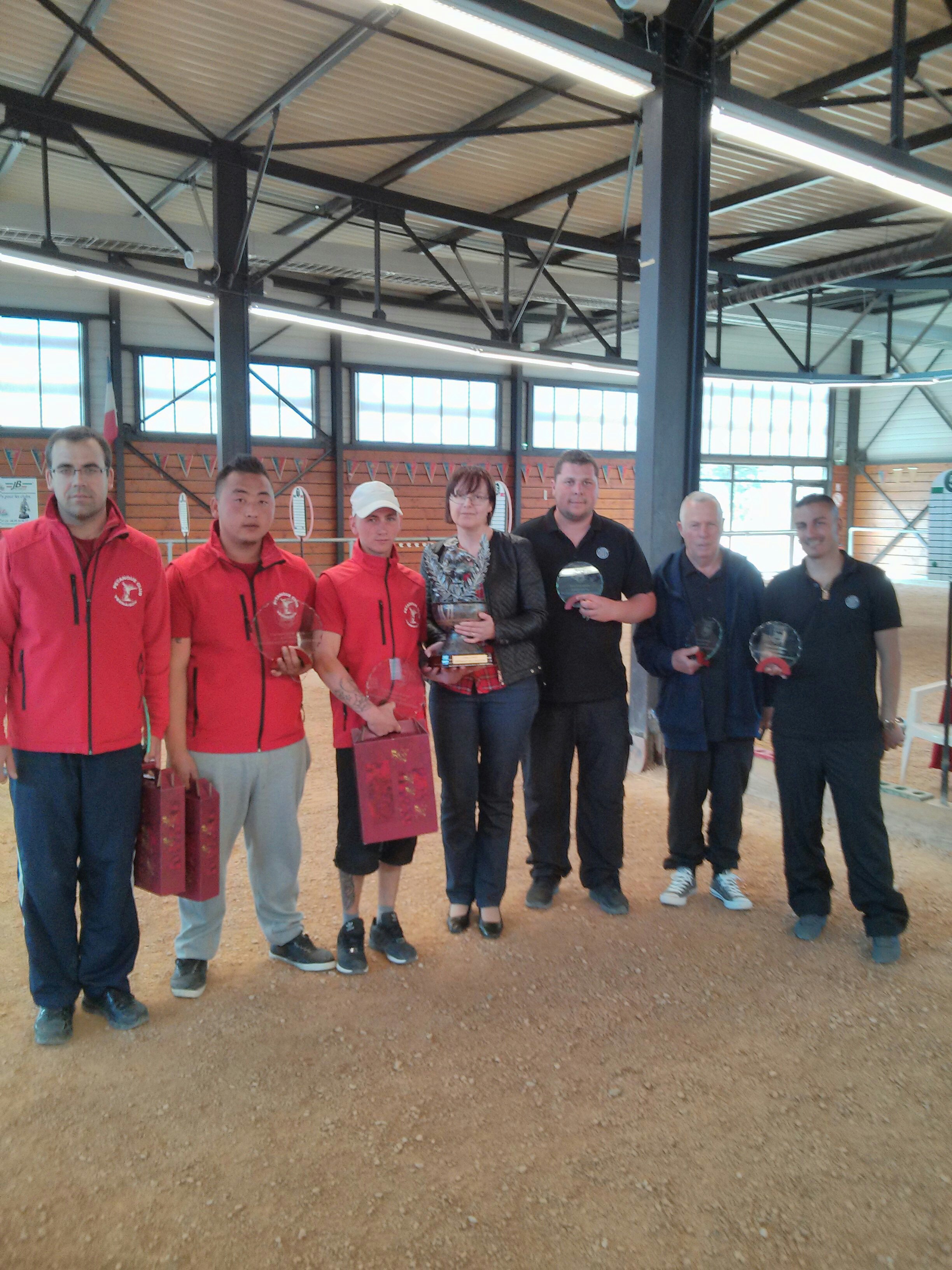 Les vainqueurs de ce 3ième Régional FLAMIER Julien - VANG Stéphane - TONTI Kevin et les finalistes ROSATI Mickaêl - GIUDUCELLI Robert - SARRIO Christophe qui entourent Mme PAGGLIARI