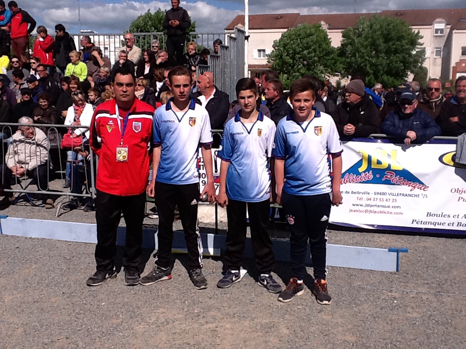 Egalement qualifiés pour le FRANCE en cadet COMBIER Thomas (dernier sur photo) avec ULHMANN (neuville) et HAOND (grigny) ici sur la photo avec le coach Laurent DUPEUBLE fier de ses troupes