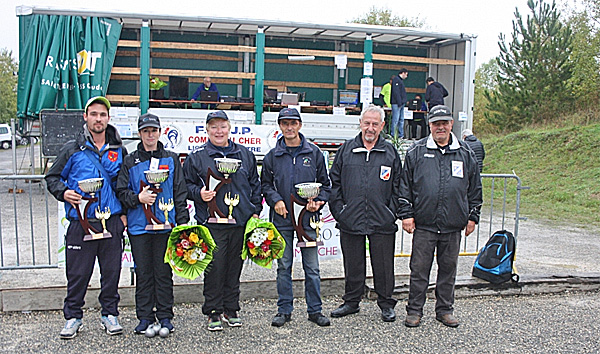 Au centre les vainqueurs à gauche les finalistes Vanessa Jacquet /Christopher Labonne à gauche Mr Naudin arbitre National et Mr Soulat arbitre Régional