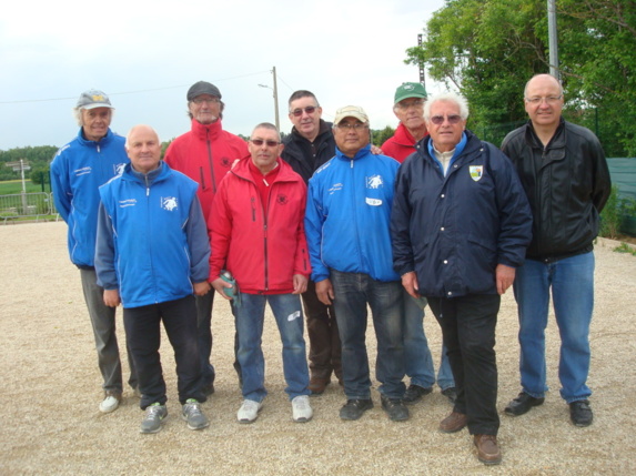 Les 2 équipes finalistes, le Président du Club de Villabé, Mr le Maire adjoint de Villabé et le délégué du Comité de l'Essonne Edmond ROUAUX Les 2 équipes finalistes, le Président du Club de Villabé, Mr le Maire adjoint de Villabé et le délégué du Comité de l'Essonne Edmond ROUAUX