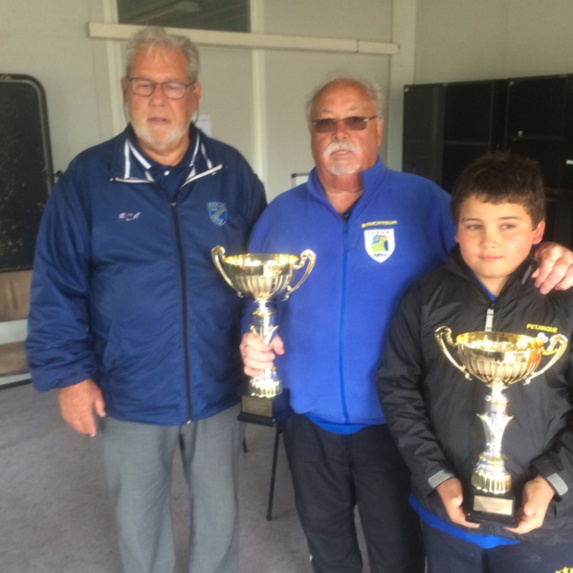 Guy Macaire Prdt Ligue IDF, Daniel Denize Prdt du club de D'Huison Longueville, Tom Sengul Champion de Ligue TàT Minime de D'Huison Guy Macaire Prdt Ligue IDF, Daniel Denize Prdt du club de D'Huison Longueville, Tom Sengul Champion de Ligue TàT Minime de D'Huison