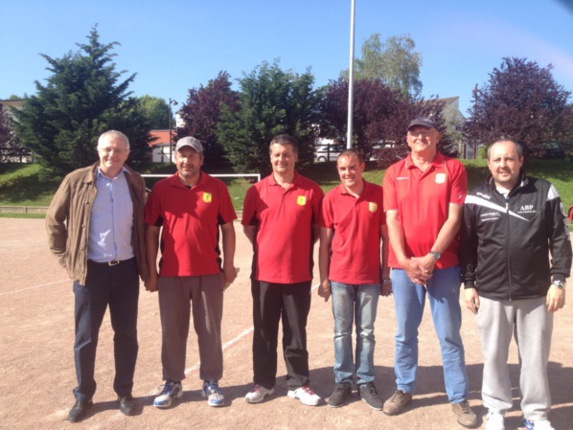 Les deux équipes qualifiées au France Perrier R/Sireyzol F/Alehause J/Izanic P avec le Maire de Viry et F. Réal V. Président de l'ABP Les deux équipes qualifiées au France Perrier R/Sireyzol F/Alehause J/Izanic P avec le Maire de Viry et F. Réal V. Président de l'ABP