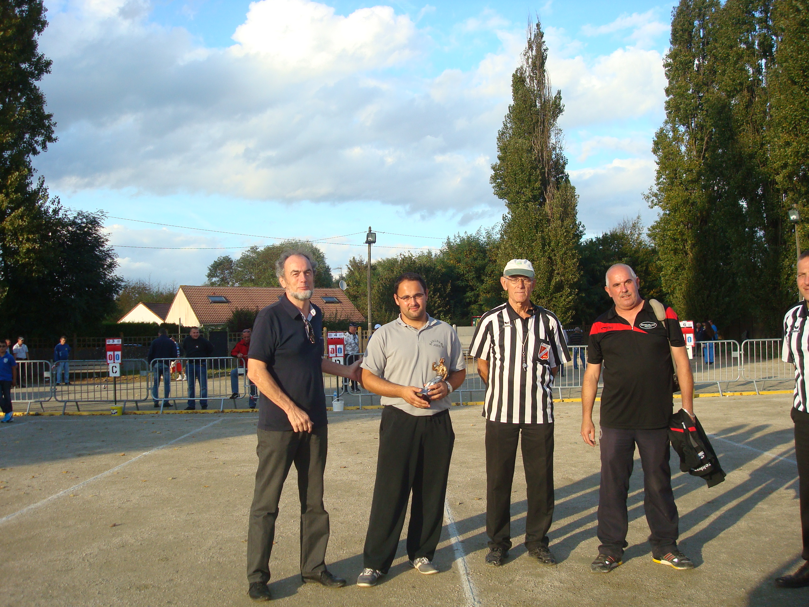 Mr Le Maire de Ballancourt Mr Jacques MIONE, M. Falourd, G. Girard arbitre de la finale et V. Alehause