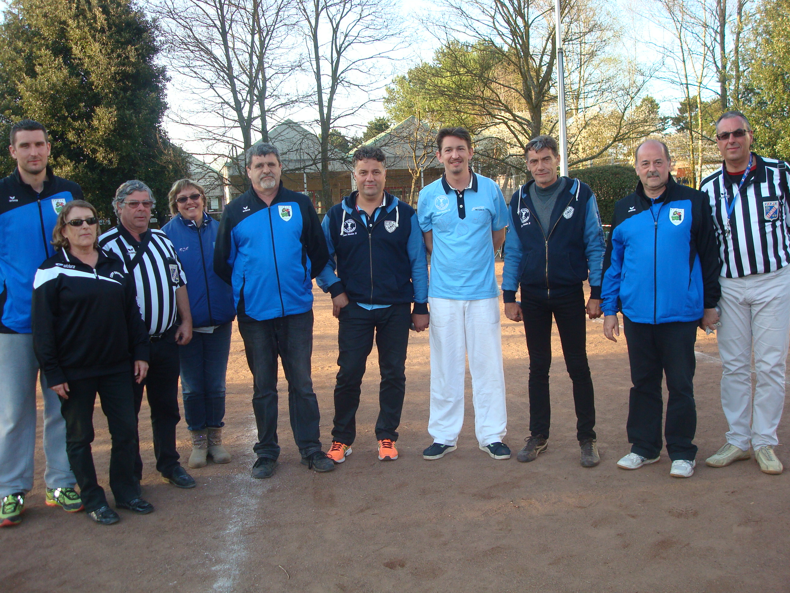 Les deux équipes finalistes, les arbitres J. C Camet & O. Vixens, la déléguée de Ligue V. Castanheira, & la Présidente du CSPP Brunoy E. Visdeloup