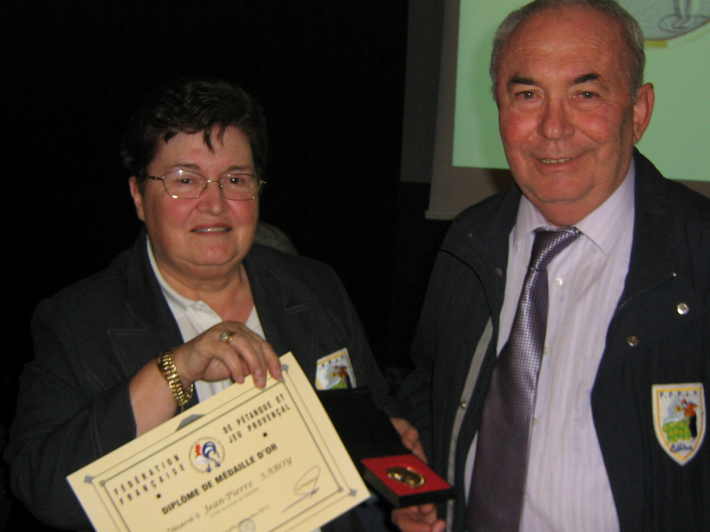 Jean-Pierre lors de la remise du diplome de la médaille d'or de la FFPJP à l'AG du Comité du 24 Novembre 2012 à Breuillet Jean-Pierre lors de la remise du diplome de la médaille d'or de la FFPJP à l'AG du Comité du 24 Novembre 2012 à Breuillet