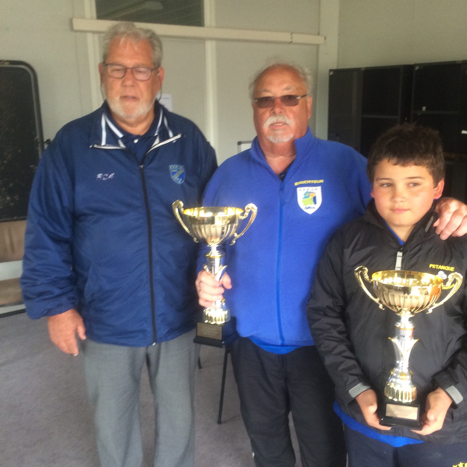 Guy Macaire Prdt Ligue IDF, Daniel Denize Prdt du club de D'Huison Longueville, Tom Sengul Champion de Ligue TàT Minime de D'Huison Guy Macaire Prdt Ligue IDF, Daniel Denize Prdt du club de D'Huison Longueville, Tom Sengul Champion de Ligue TàT Minime de D'Huison