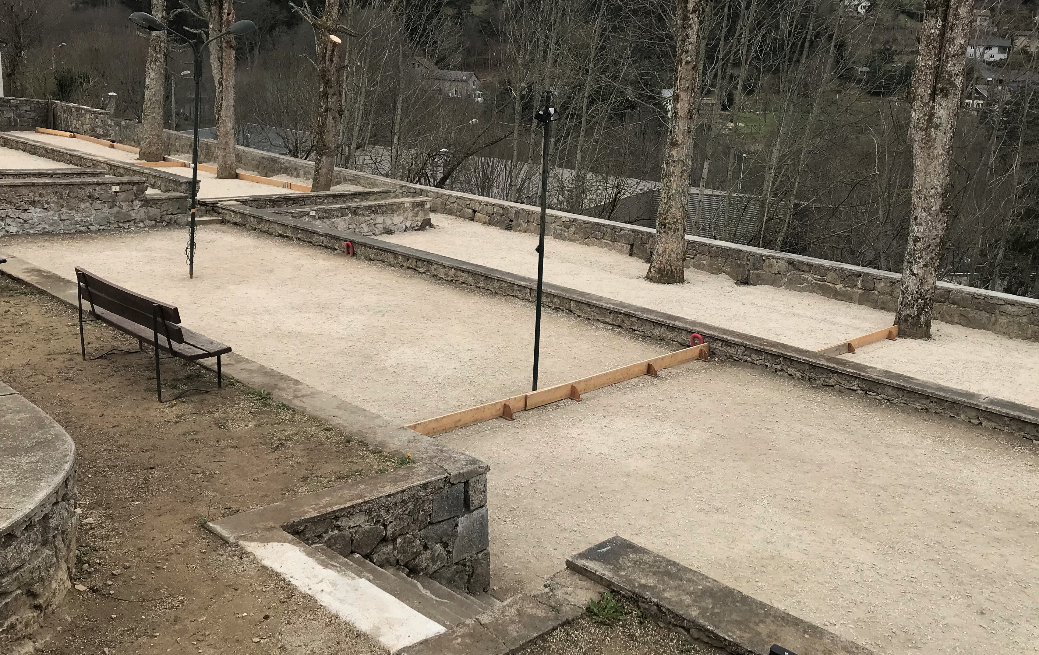 17 terrains de pétanque et 2 jeux de Boule Lyonnaise