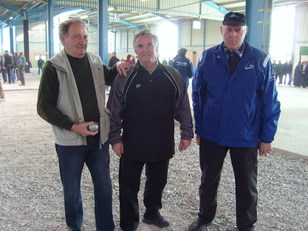 Henri , Manuel et Serge s ' inclinaient dans le B
