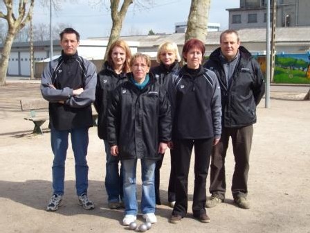 L'équipe féminine encadrée par Armand et Sébastien L'équipe féminine encadrée par Armand et Sébastien